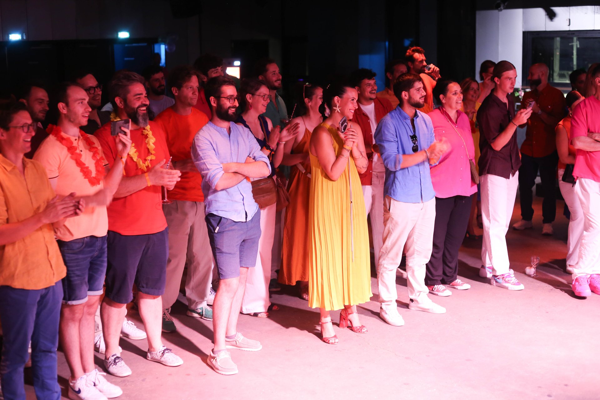 Le public riant et applaudissant pendant le spectacle